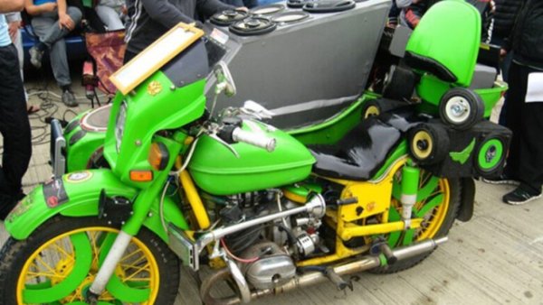 Най-шумната аудиосистема, монтирана на мотоциклет - по-точно такъв с кош,  произвежда 143 децибела . Тя е направена в Русия от Денис Подшивалов. Показа е по време на състезание на Международната асоциация за автомобилно звуково предизвикателство на летище Федоровка, Омск, на 28 юли 2012 г.

